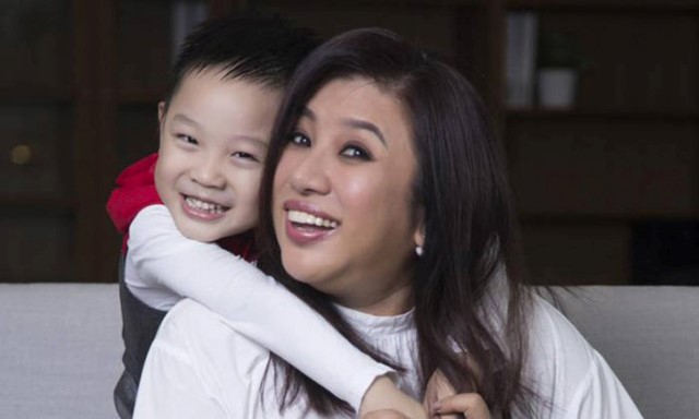Getai Performer Liu Ling Ling and her baby